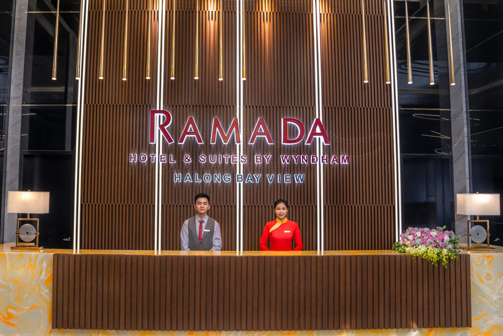 ramada-by-wyndham-ha-long-bay-view-dang-cap-tu-tam-nhin-den-khong-gian-song