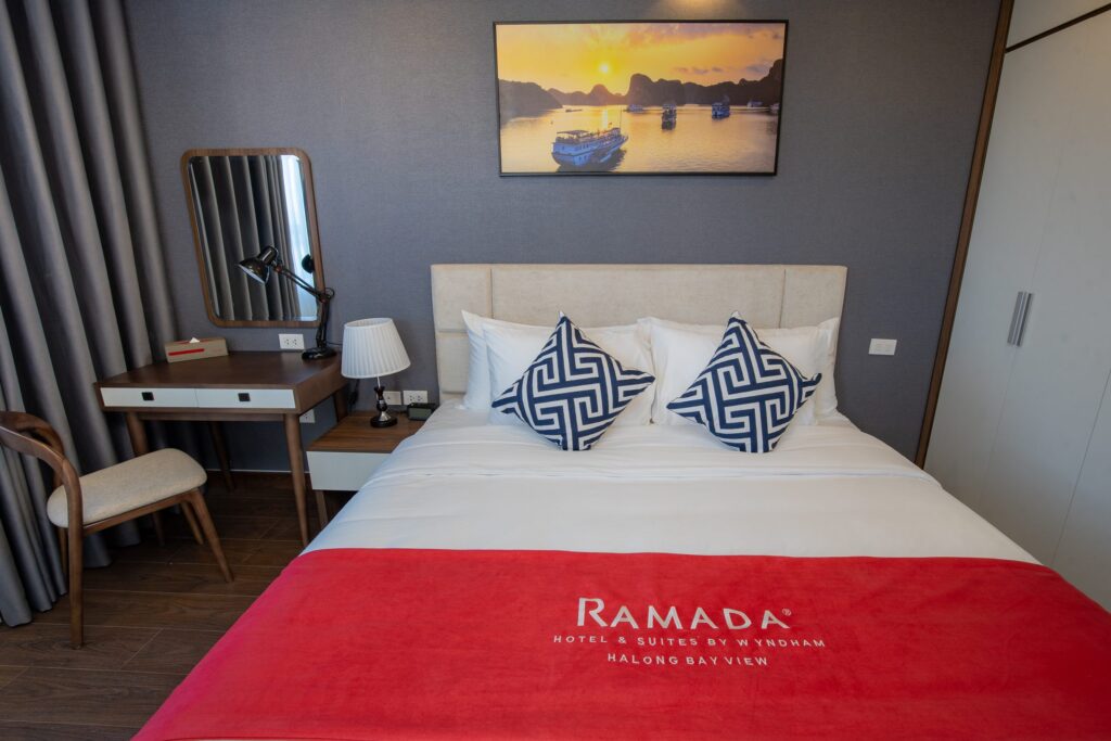 Hình ảnh phòng ngủ căn hộ Ramada Hạ Long Bay View